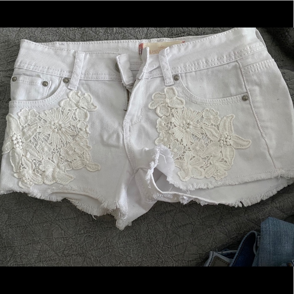 🌻5 for $25🌻 NWOT Almost Famous White Shorts